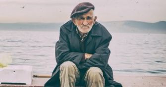 Warum werden Menschen im Alter einsam? | apomio Gesundheitsblog