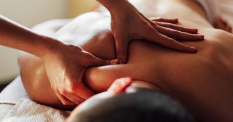 Massagen: Kneten gegen Rückenschmerzen? | apomio Gesundheitsblog