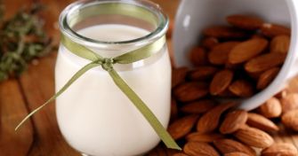 Mandelmilch: Der moderne Milchersatz | apomio Gesundheitsblog