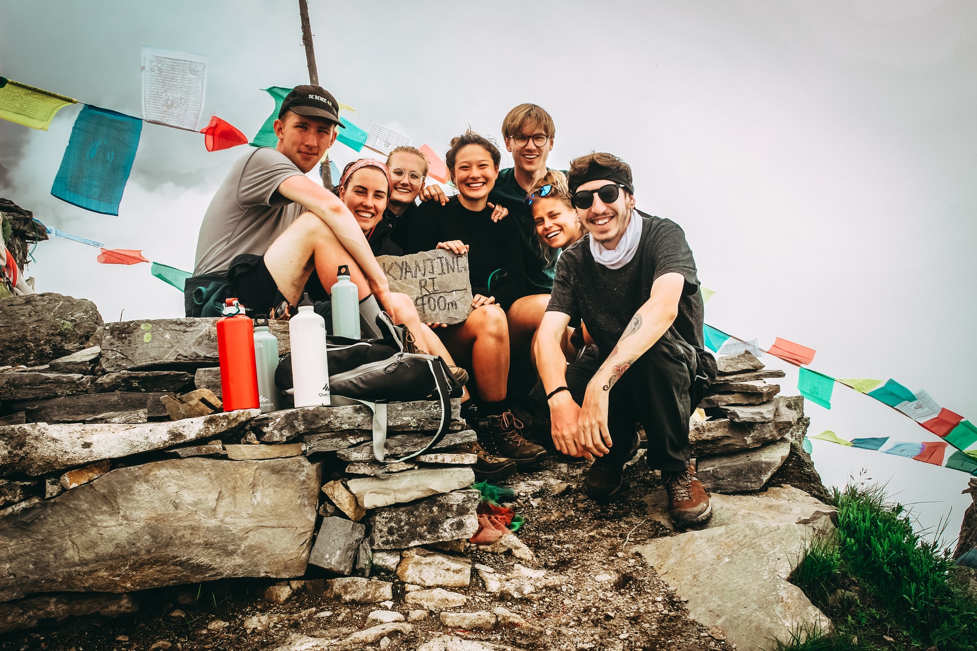 Was versteht man unter der Höhenkrankheit? - Auf dem Bild ist eine Gruppe mit Männern und Frauen auf einem Berg zu sehen. 