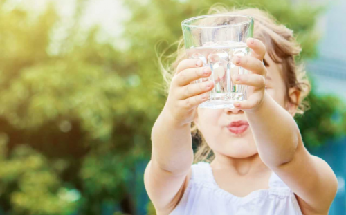 Ausreichend trinken schützt vor Dehydration - apomio.de Gesundheitsblog